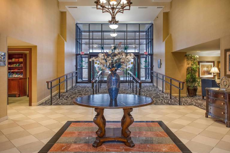 Clarion Collection Hotel Arlington Court Suites — photo 2