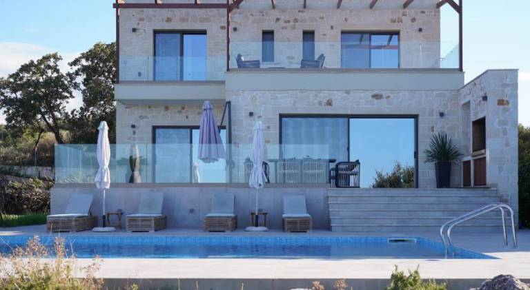 Villa with yard, private pool & patio — photo 4