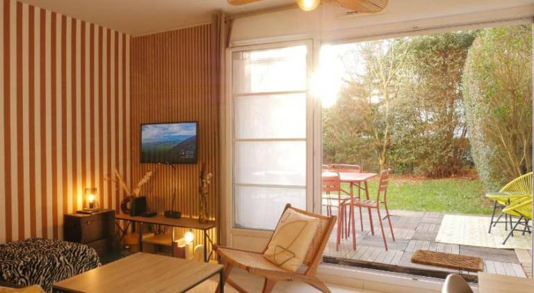 Rental apartment with yard & terrace in Serris