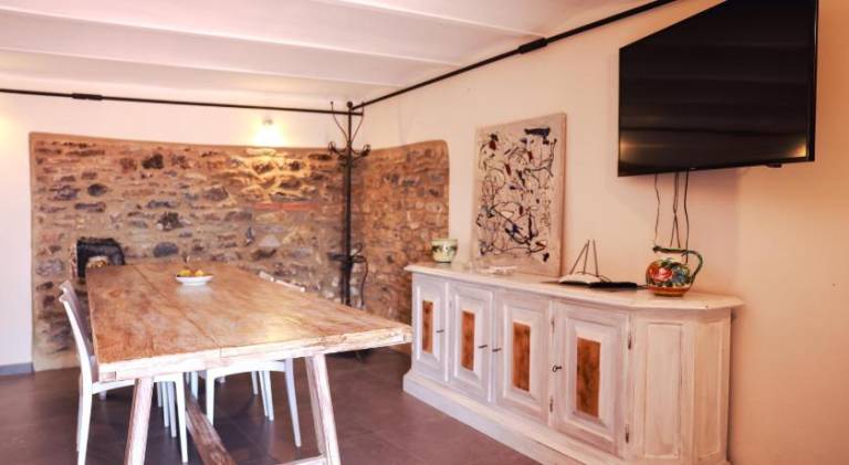 Lovely serviced apartment with private pool, patio & yard | Pet-friendly — photo 4