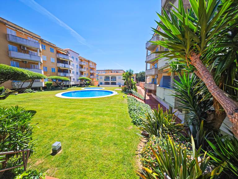 Rental apartment with garden, terrace & pool — photo 3