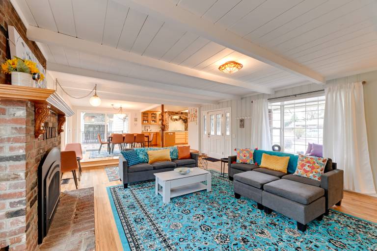 Spacious Grants Pass Home w/ Hot Tub & River Views — photo 5