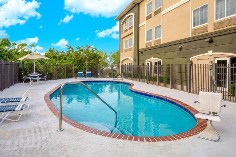La Quinta Inn & Suites by Wyndham Sebring — photo 2