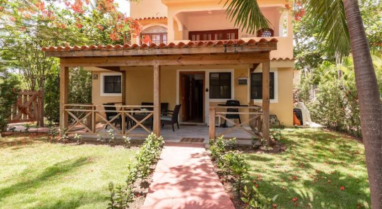 Holiday apartment with terrace, pool & garden in Altagracia