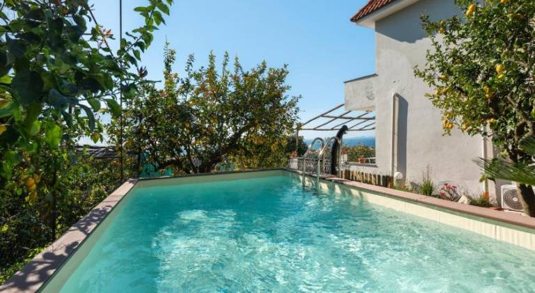 Villa with yard, pool & terrace — photo 5