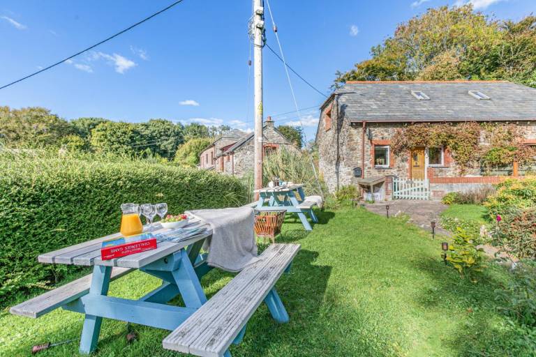 Cottage with BBQ & yard — photo 3