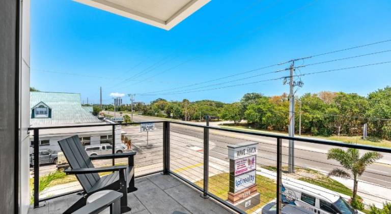 Jeannie's Sunrise Suite - Luxury 2BR Across from Beach - Balcony - Rocket Views — photo 4