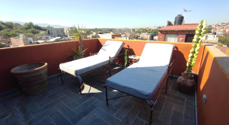 Serviced apartment with patio — photo 3