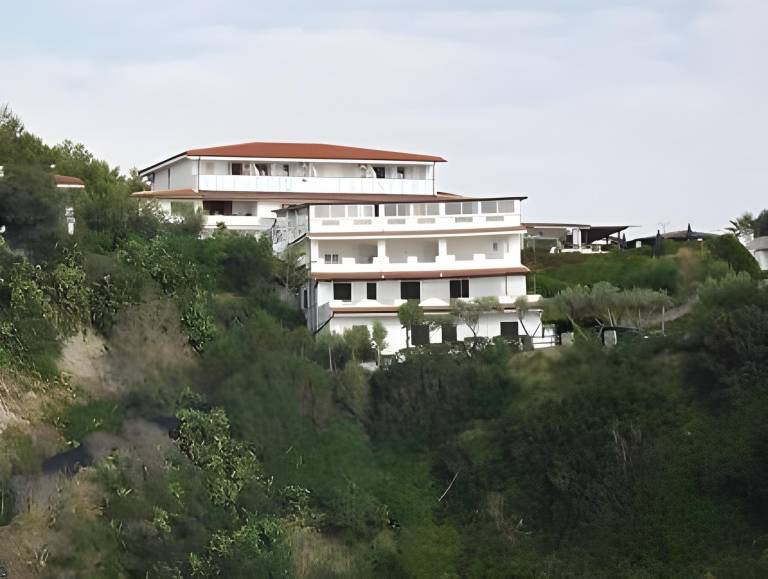 Pleasant serviced apartment with garden, pool & terrace | Beach nearby | Pets are welcome in Tropea