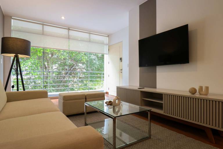 w Graceful 1BR with Balcony in Miraflores