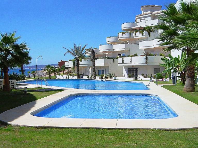 Rental apartment with pool in Estepona