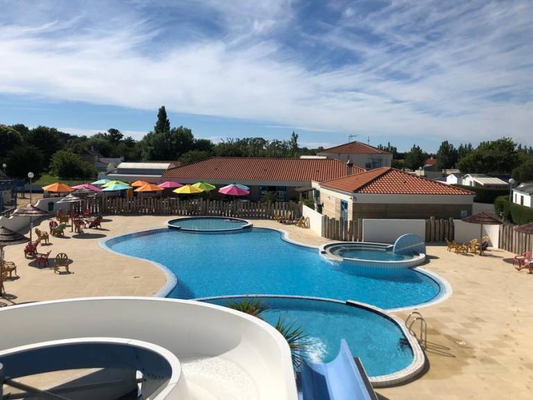 Mobile home with heated pool & patio in Saint-Jean-de-Monts