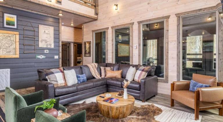 Luxury Gatlinburg Cabin, Heated Pool, Theater, Hot Tub — photo 3