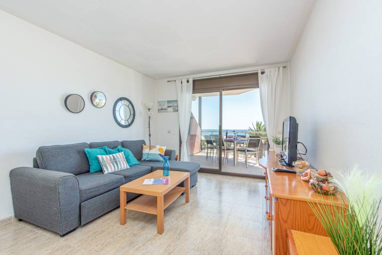 Rental apartment with yard, terrace & pool — photo 3