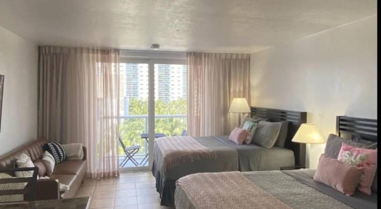 Serviced apartment with terrace, jacuzzi & private pool in Sunny Isles Beach, FL