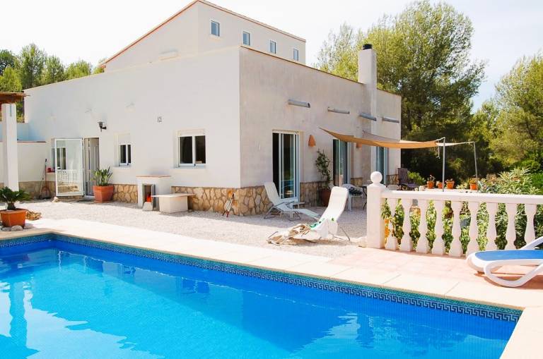 Family-oriented pleasant villa with grill, patio & private pool | Pool view | Pet-friendly — photo 4