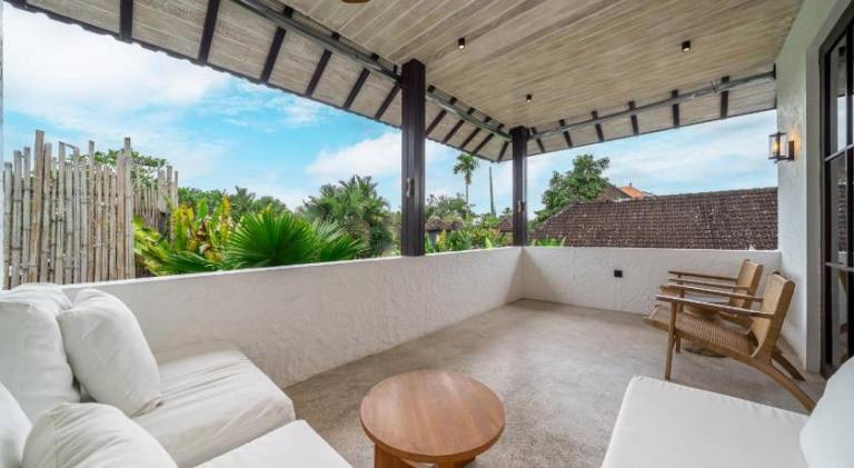 Villa with pool — photo 5