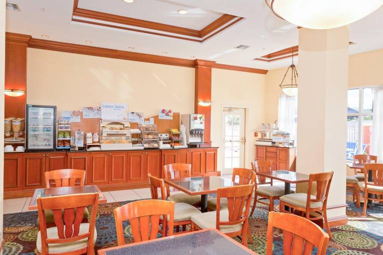Holiday Inn Express Hotel & Suites Tampa-Fairgrounds-Casino By IHG — photo 5