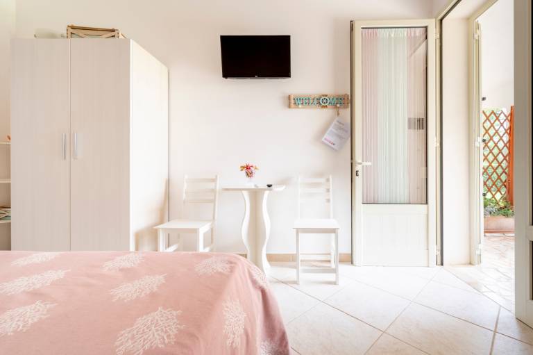 Private room with terrace, fast internet & garden | Lake view | Suitable for remote work | Dogs allowed — photo 3