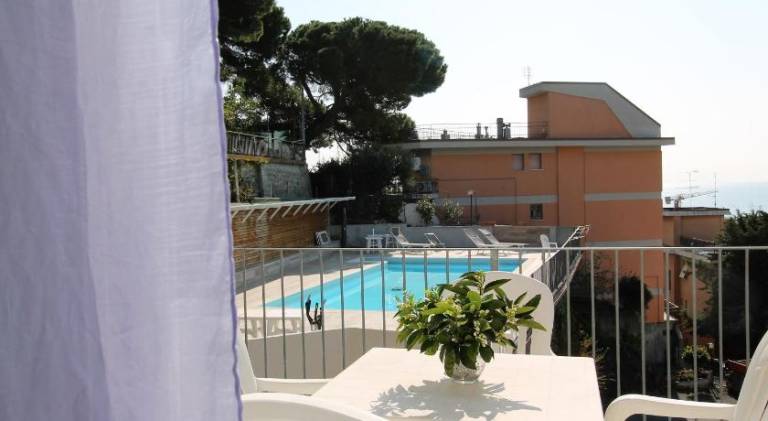 Serviced apartment with pool, BBQ & yard — photo 5