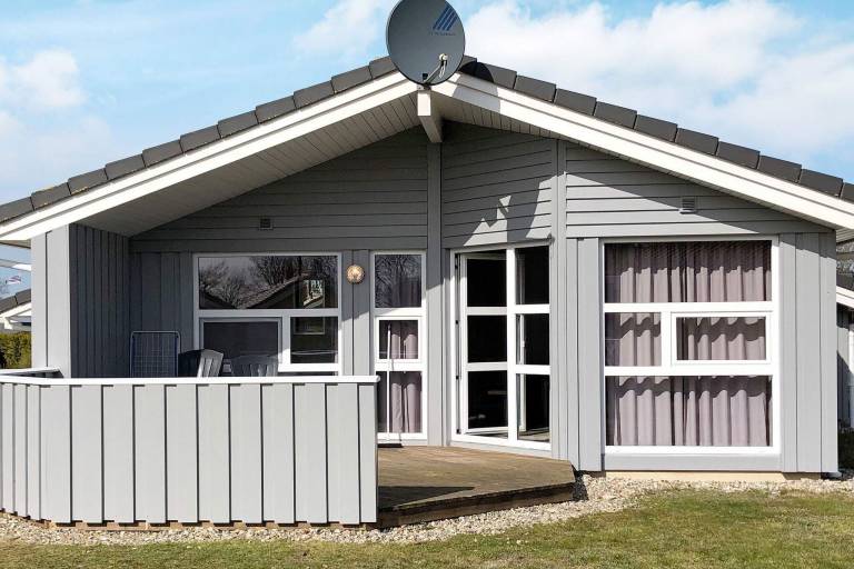 Vacation home with sauna, yard & grill | Next to the beach | Pets are welcome — photo 2