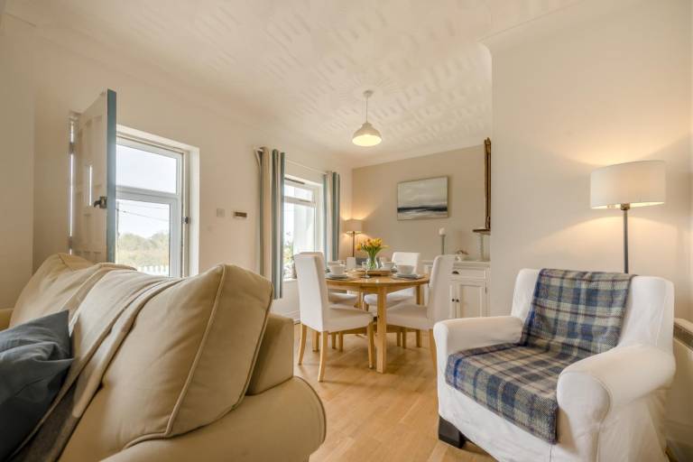 Cottage with 2 rooms for 4 persons — photo 3