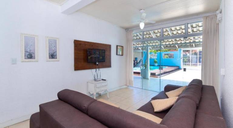 Vacation home with pool — photo 2