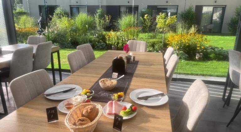 Serviced apartment with garden & patio — photo 3