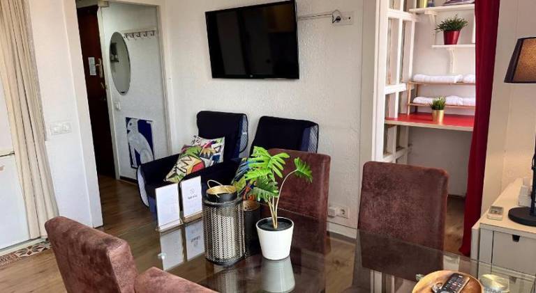 Apartment with patio — photo 4