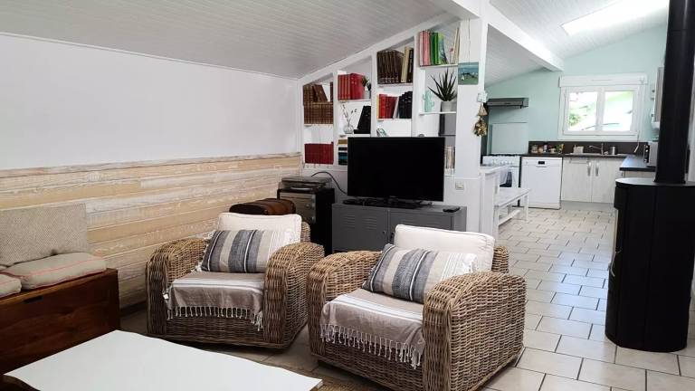 Vacation home with yard & terrace | Beach nearby | Pets are welcome — photo 2