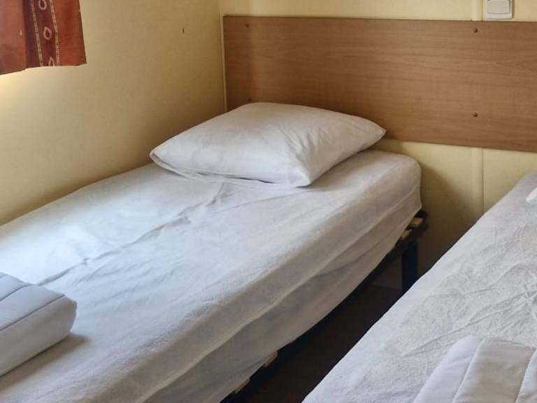 Mobile home with 2 rooms for 4 persons — photo 4