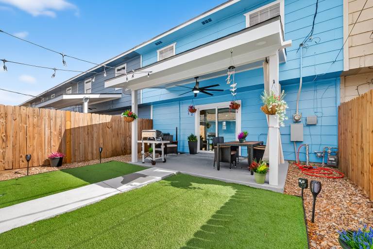 1/2 Mi to Sylvan Beach Park! Chic Townhome w/ Yard — photo 2