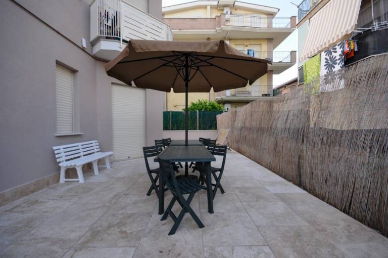 Apartment with garden — photo 4