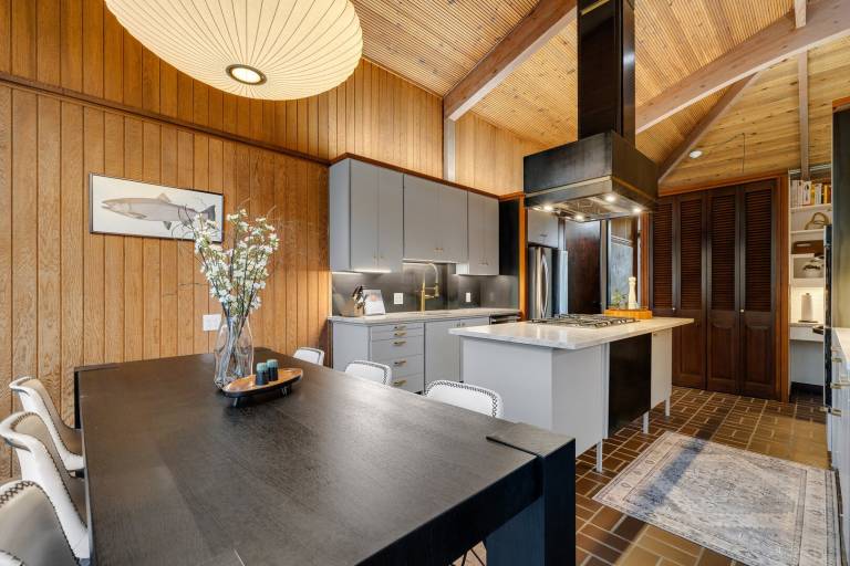 Child-friendly house with yard | Pet-friendly — photo 3