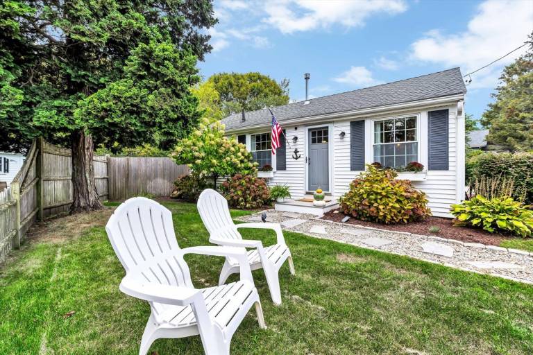 NEW for 2026 - South of 28 Charmer, with detached Guest Suite, Minutes to Beaches & Dog Friendly! — photo 4