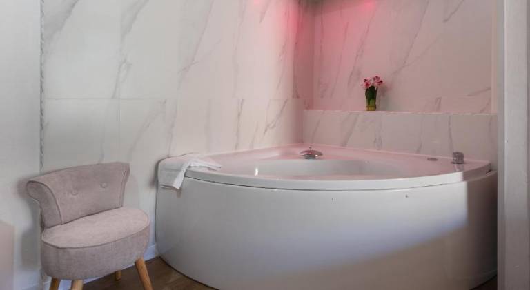 Holiday apartment with jacuzzi — photo 3