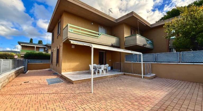 Rental apartment with yard & barbeque — photo 2