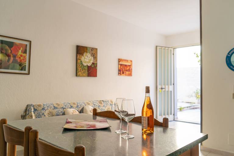 Rental apartment with BBQ & patio — photo 2