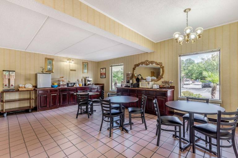 Econo Lodge Inn & Suites — photo 3