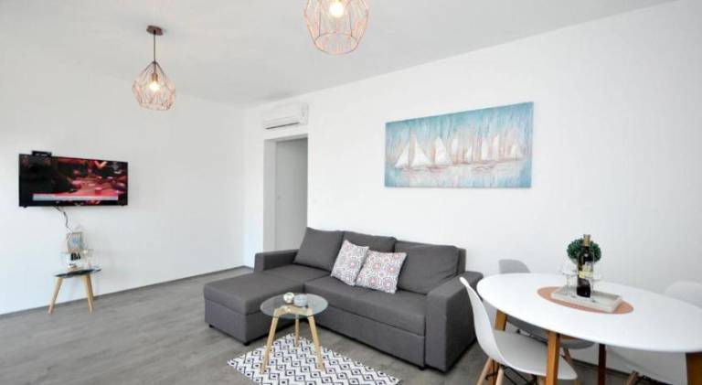 Lovely holiday apartment with private pool, patio & yard | Dogs allowed — photo 2