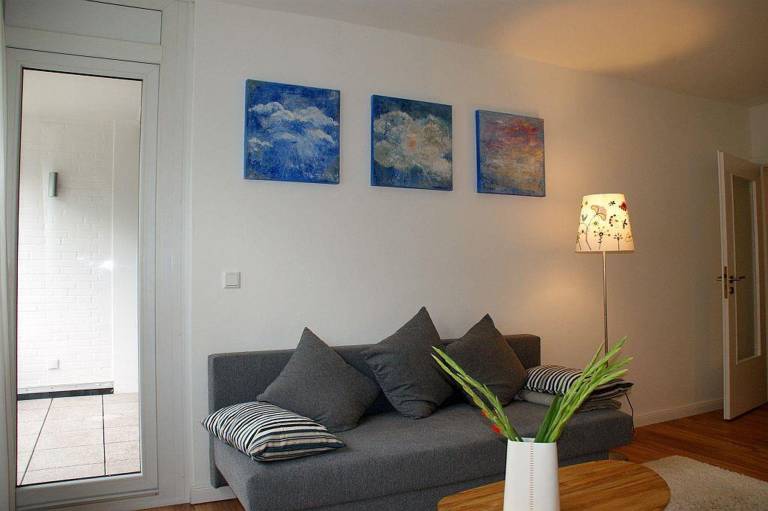 Apartment with yard — photo 2