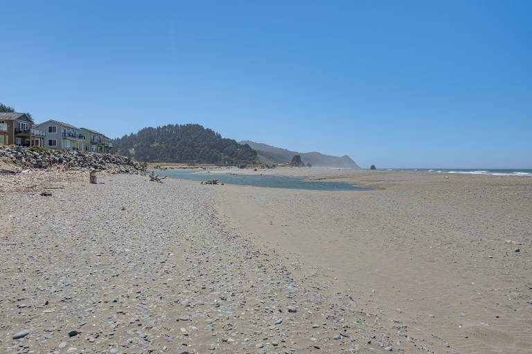Steps to Shore: Home w/ Hot Tub in Gold Beach — photo 3