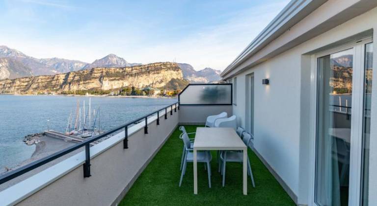 Serviced apartment with yard, sauna & patio — photo 4