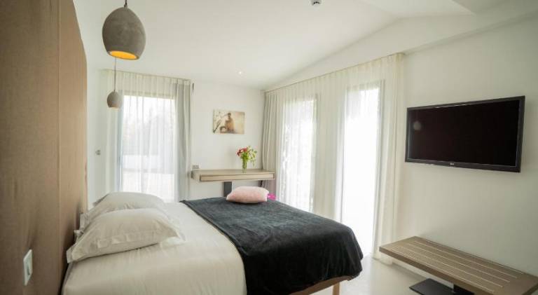 Lovely serviced apartment with yard, jacuzzi & terrace | Pets allowed in Nantes