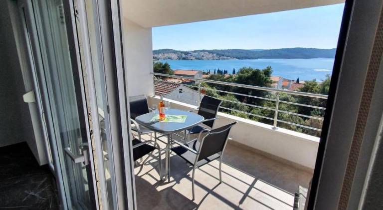 Pleasant rental apartment with private pool, terrace & hot tub | Beach nearby | Suitable for remote work | Pets are welcome — photo 3