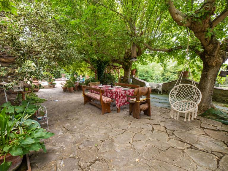 Vacation home with BBQ, yard & private pool | Nature view — photo 3