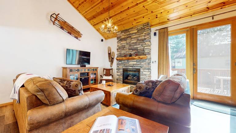 Condo with pool, sauna & jacuzzi | Mountain view in Mammoth Lakes, CA