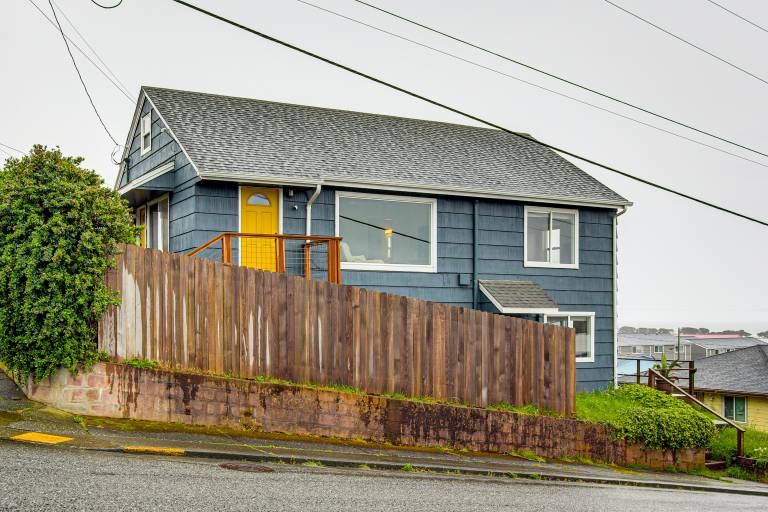 Views of Ocean & Harbor! Quaint Gold Beach Duplex in Gold Beach, OR