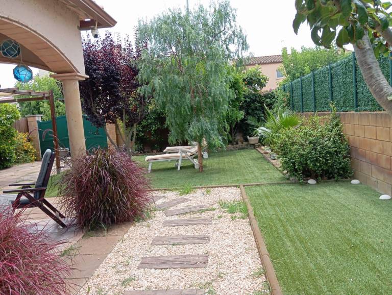 Vacation home with BBQ, patio & garden — photo 5