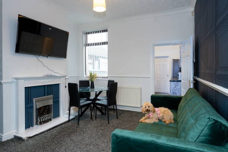 4 bedroom Stoke on Trent sleeps 8 pet friendly